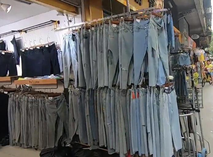 实拍广州昌岗尾货批发市场 低价服装吸引全球采购商